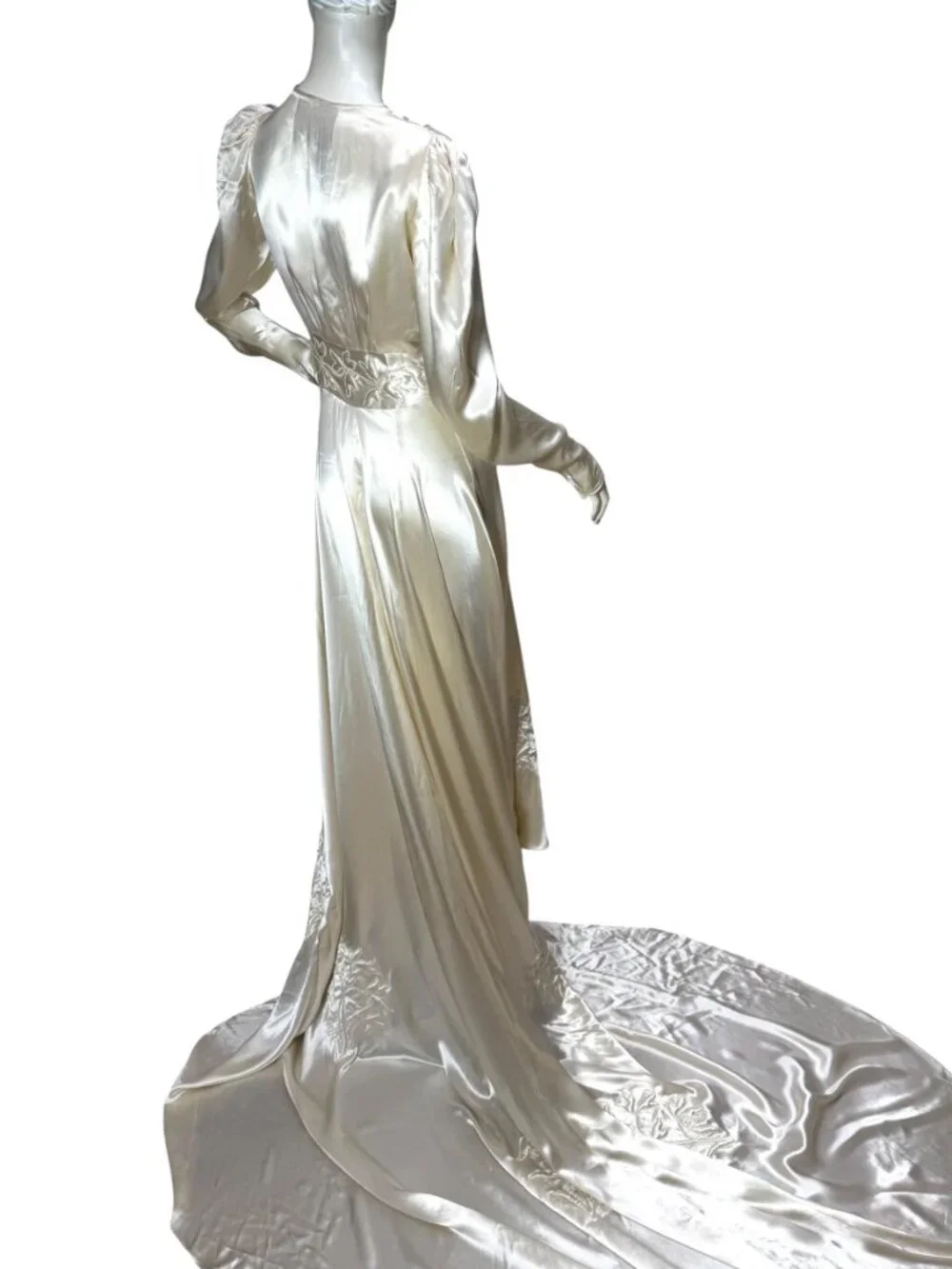 1930s Art Deco liquid satin wedding gown with trapunto embroidery and cathedral - Picture 4 of 16